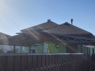 Навес из металлочерепицы двускатный для зоны отдыха